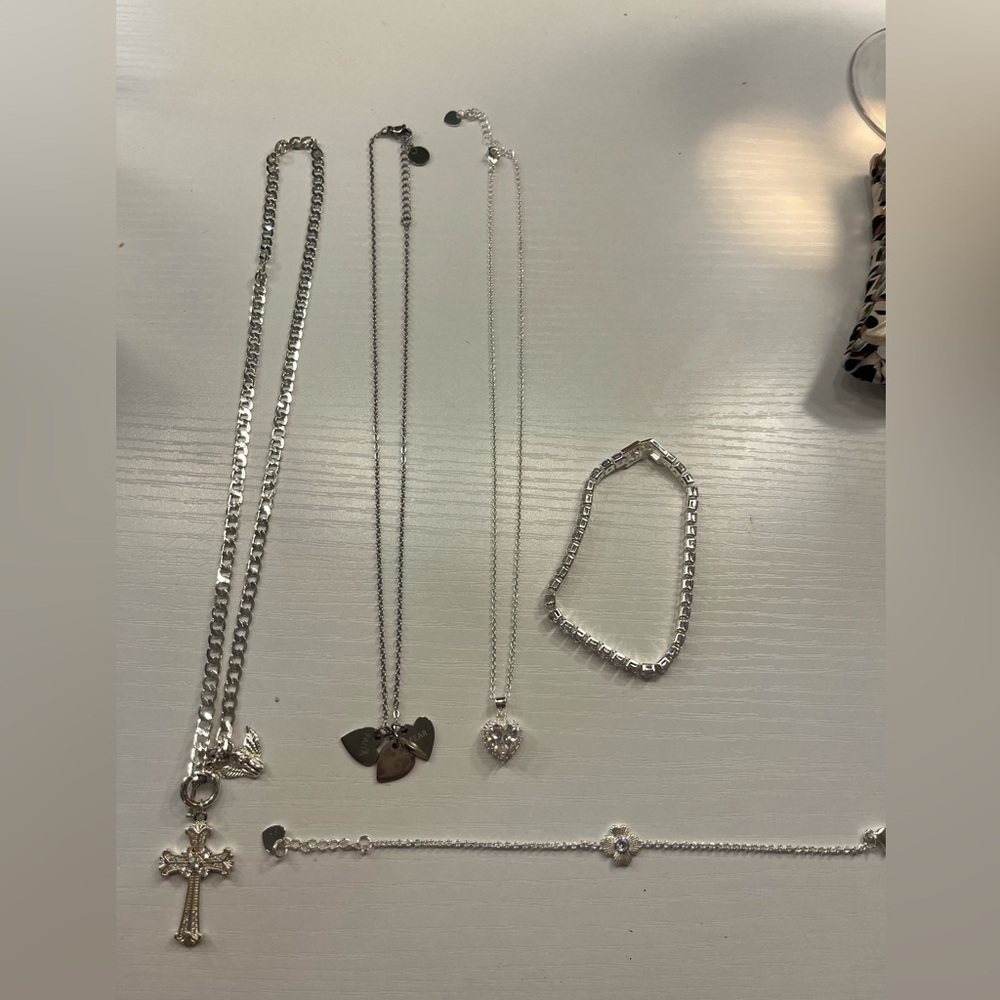 Chic Silver Necklace with Heart Pendant